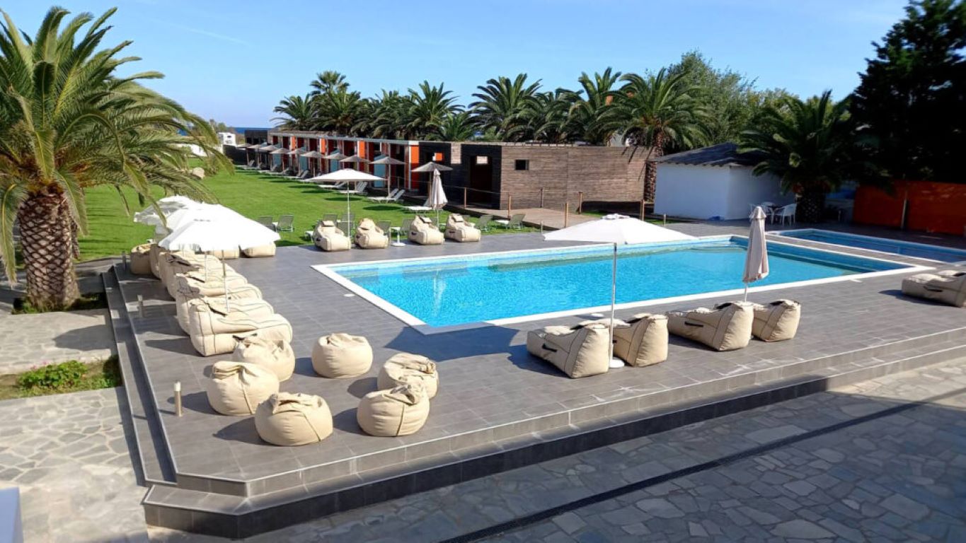Thalassa Boutique Hotel-Okruzenje oko bazena.jpg