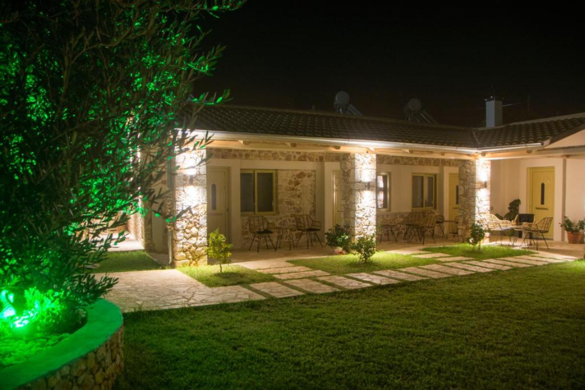 Acrothea Perdika hotel dvorište.jpg