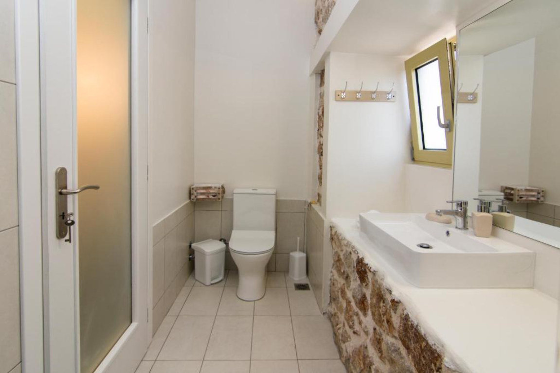 Acrothea Perdika hotel kupatilo.jpg