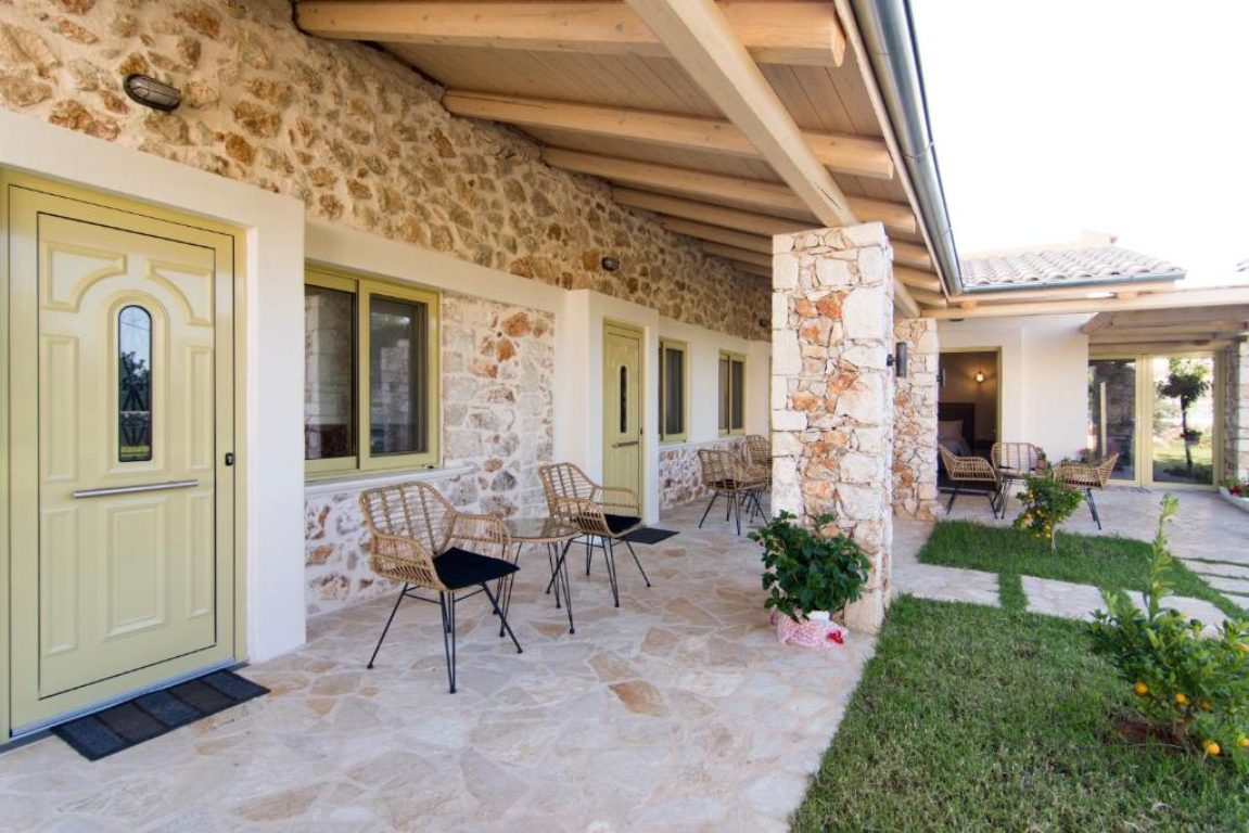 Acrothea Perdika hotel terase.jpg