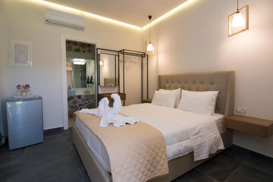 Hotel Acrothea Perdika dvokrevetna soba.jpg