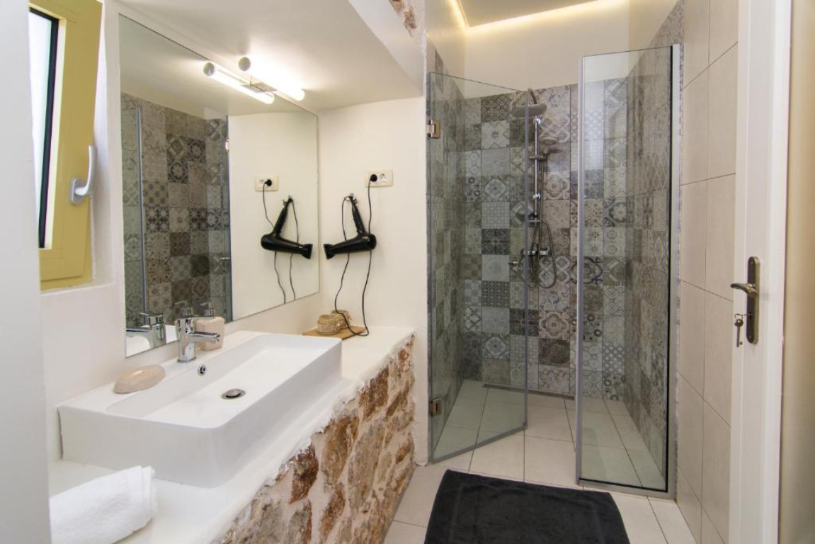 Hotel Acrothea Perdika kupatilo.jpg
