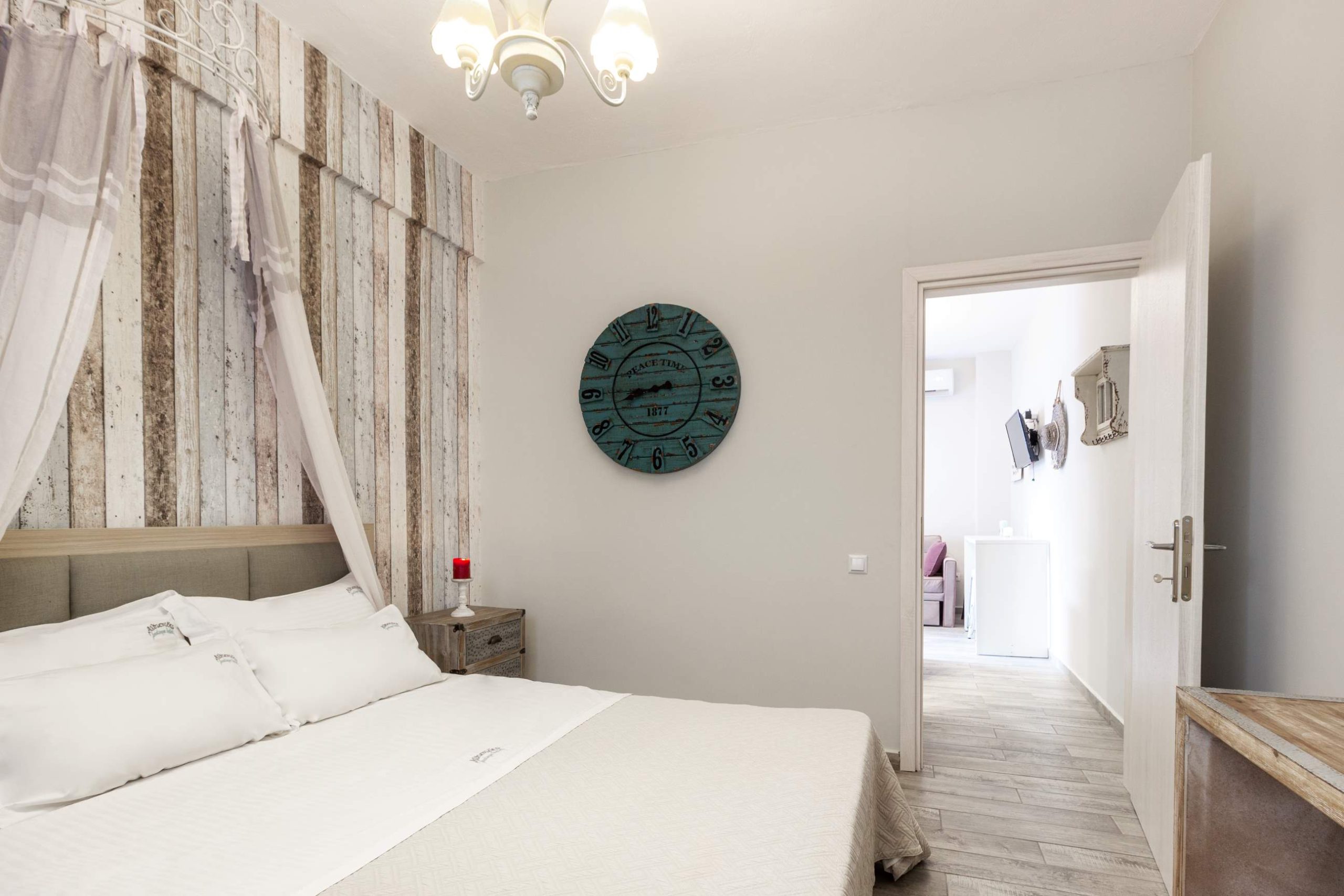 Alkionides Apartments-Apartman pogled grad spavaca soba.jpg