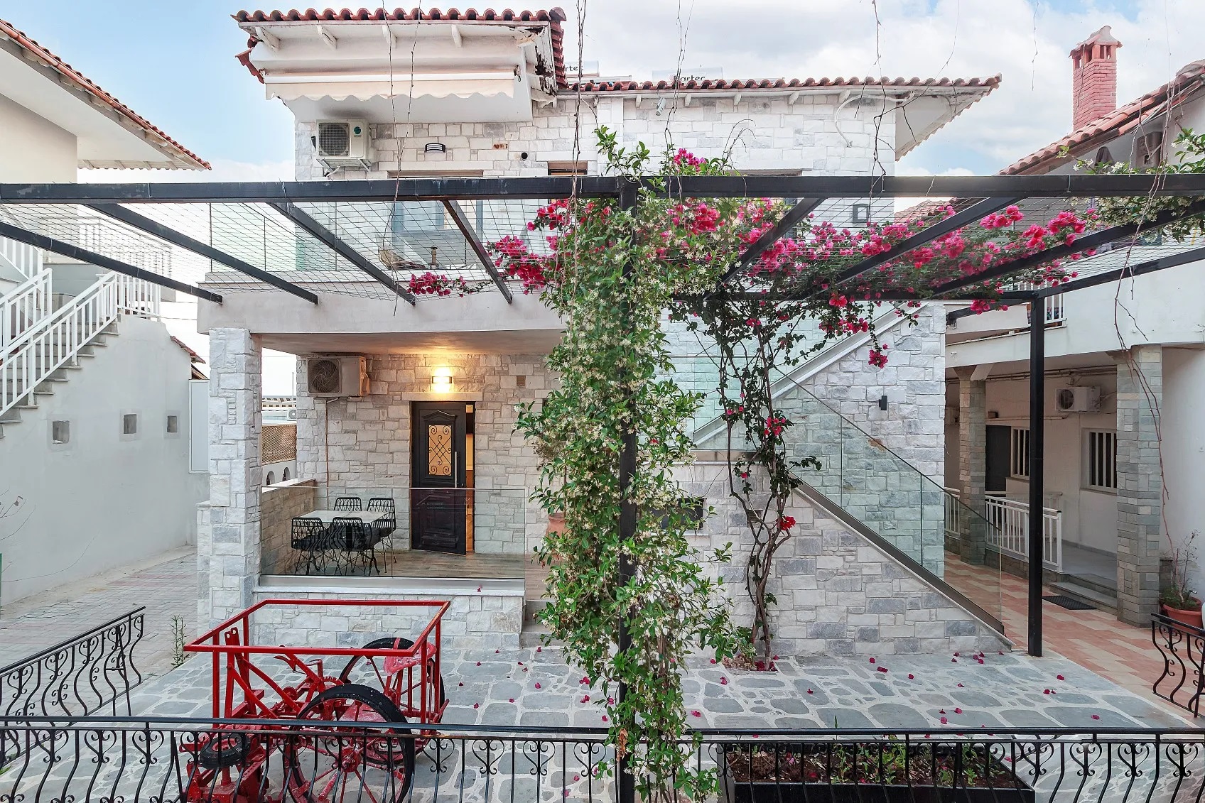 Alkionides Apartments-Zgrada apartmana.jpg