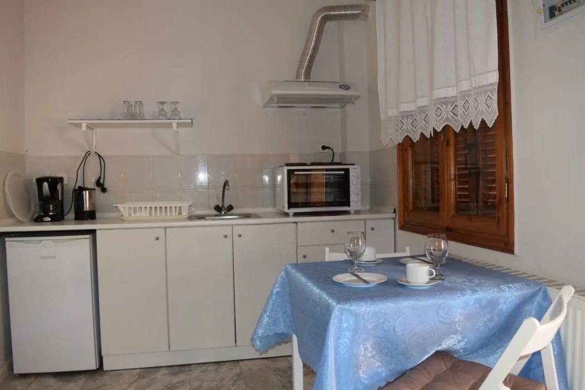 Kyani Akti Apartments-Trokrevetna soba kuhinja.jpg