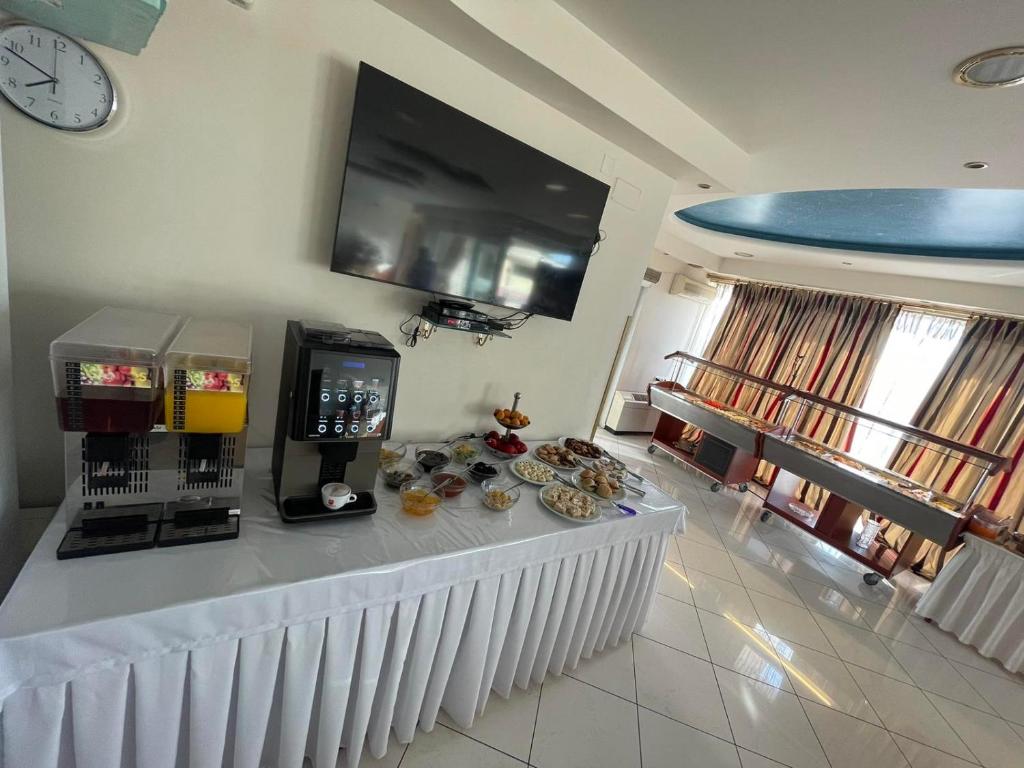 Diamond hotel švedski sto u restoranu.jpg