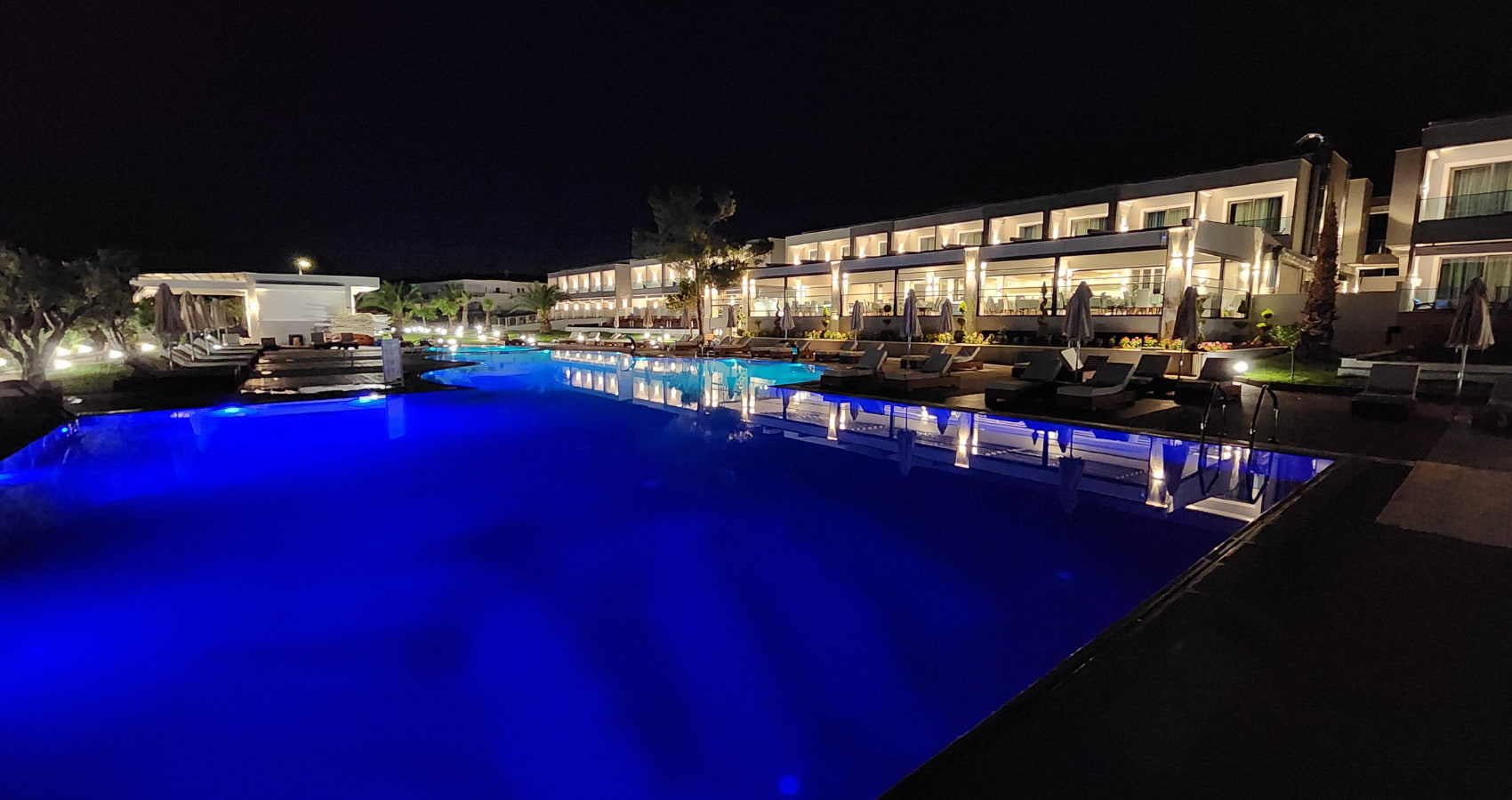 Sea Coast Resort-Bazen nocu.jpg