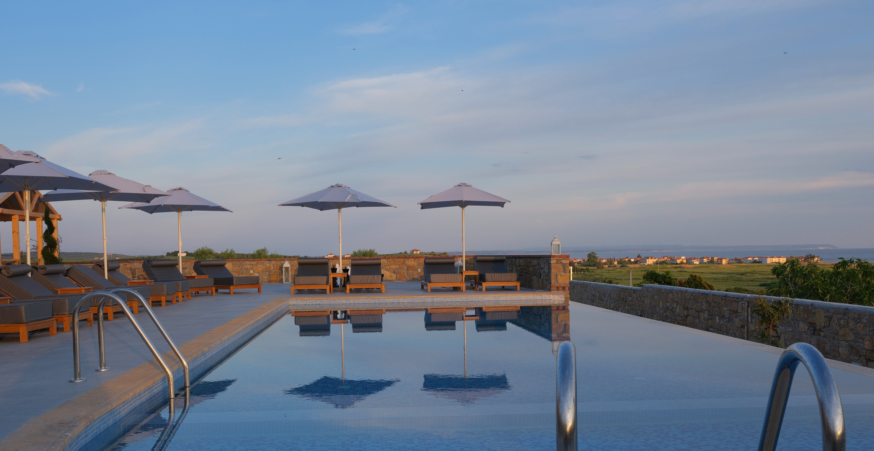 Akrolithos Luxury Suites-Bazen na otvorenom.png