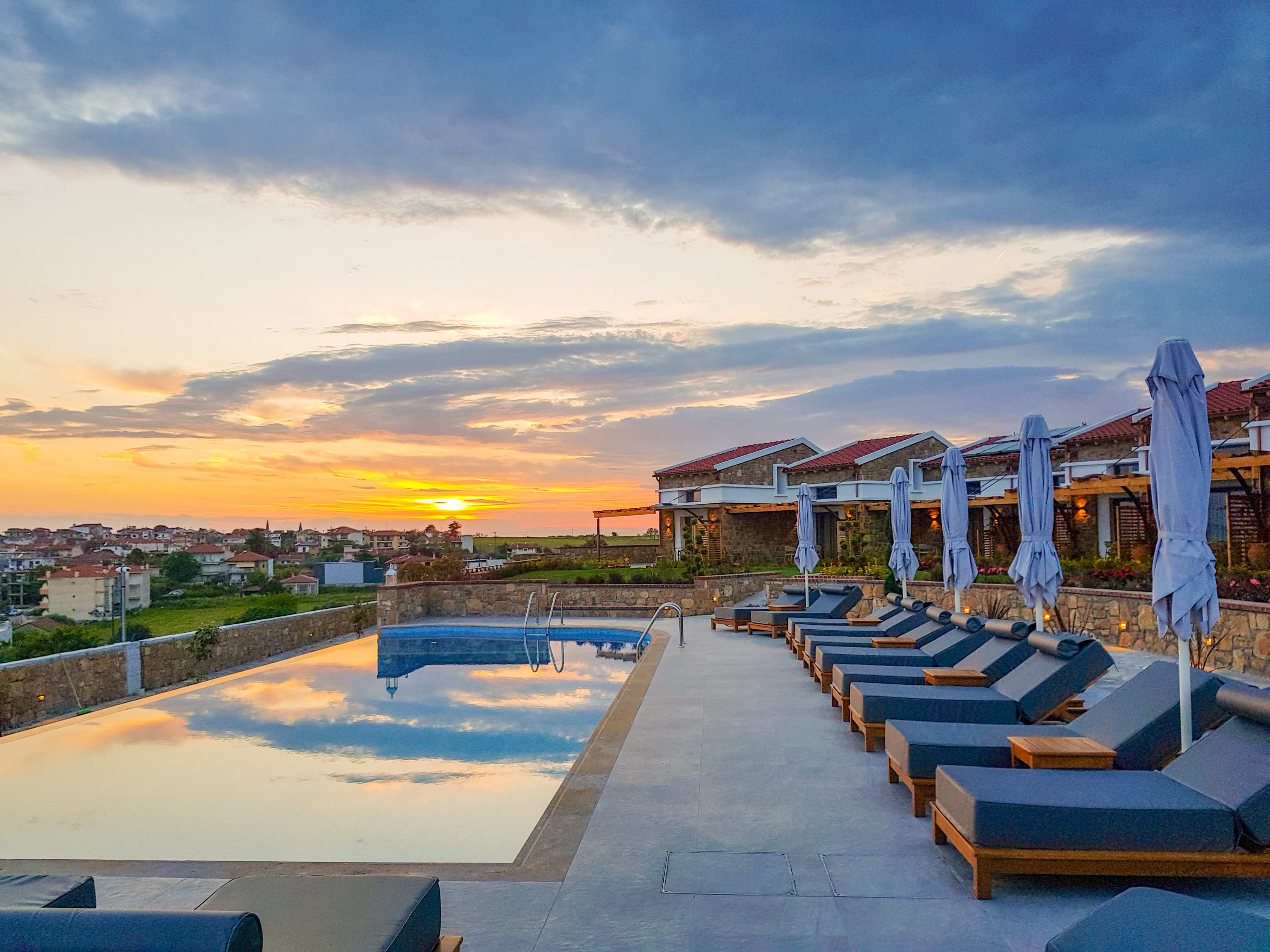 Akrolithos Luxury Suites-Bazen.jpg