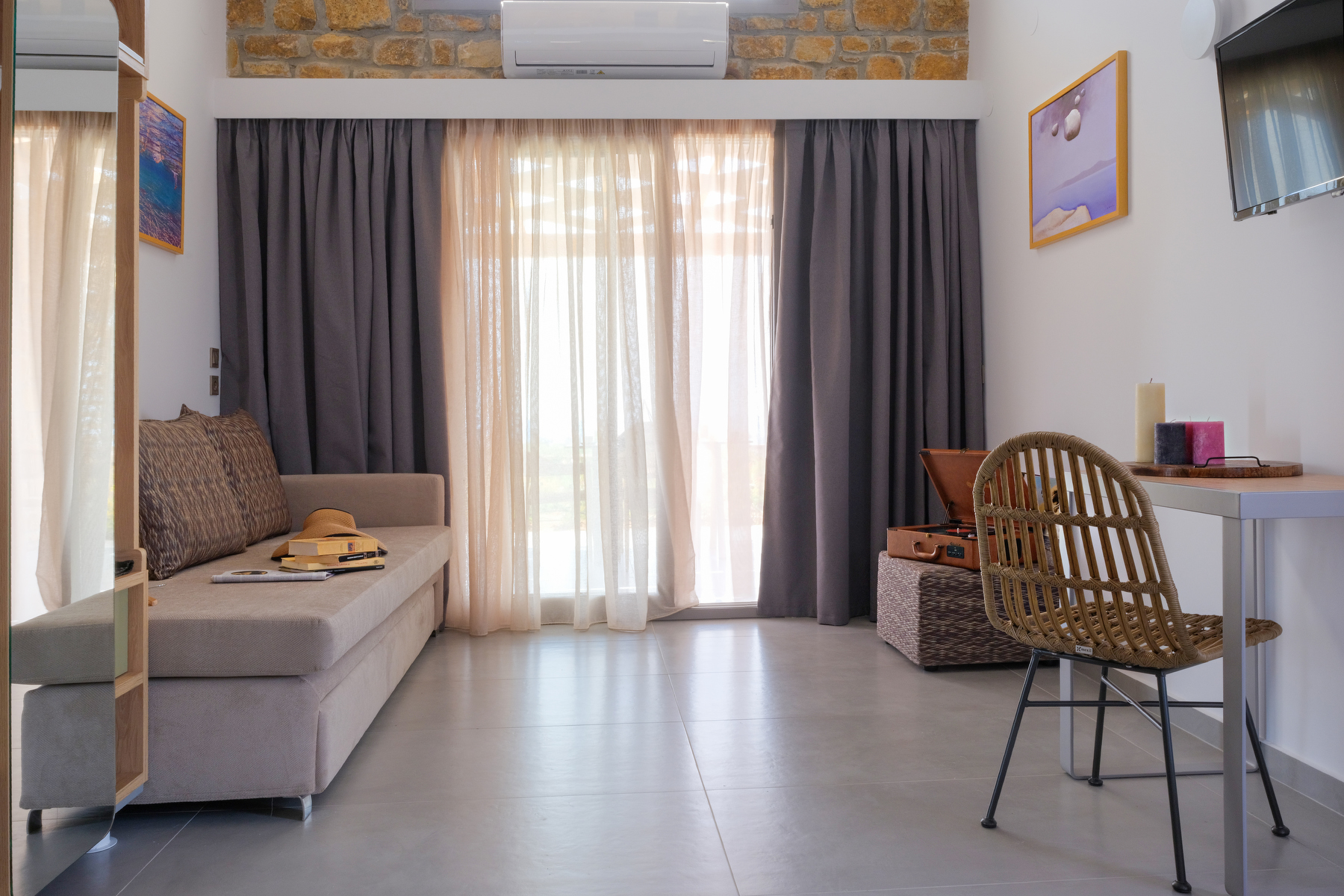 Akrolithos Luxury Suites-Suite pogled more.jpg