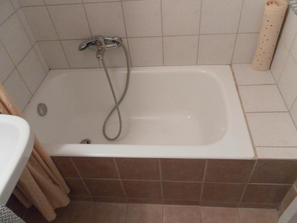 Hotel Esperia bathroom.jpg