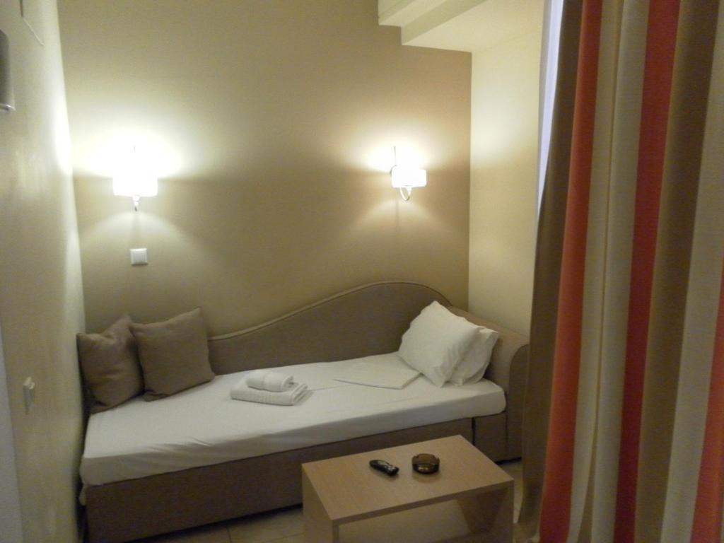 Hotel Esperia family room 1.jpg