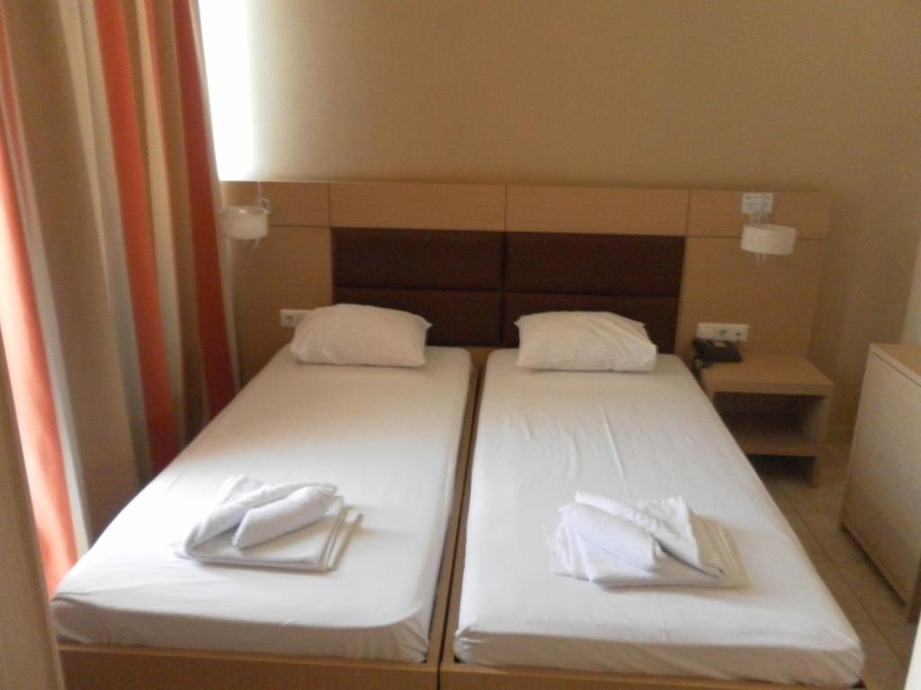 Hotel Esperia family room 2.jpg