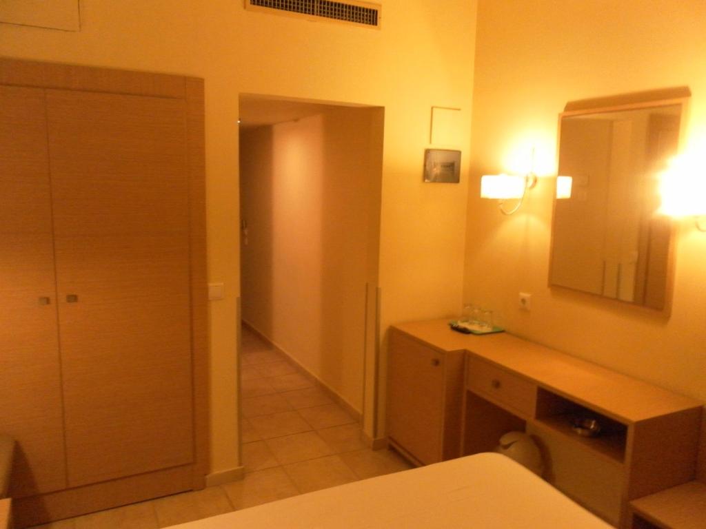 Hotel Esperia triple room 1.jpg