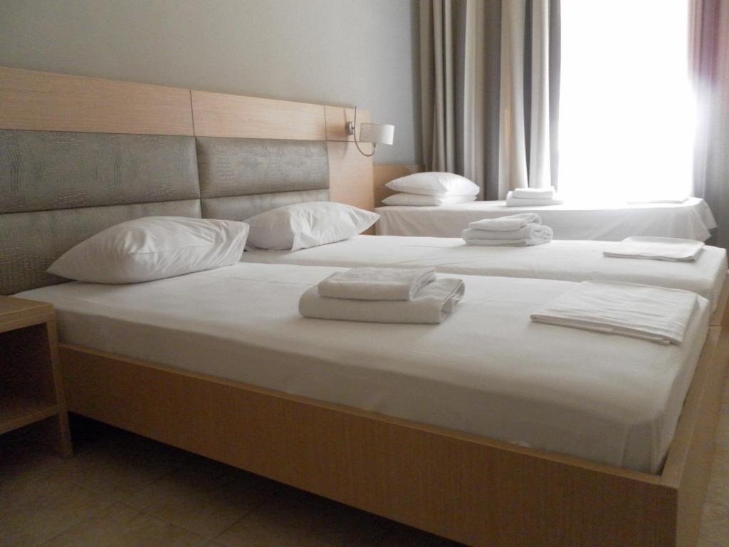 Hotel Esperia triple room.jpg