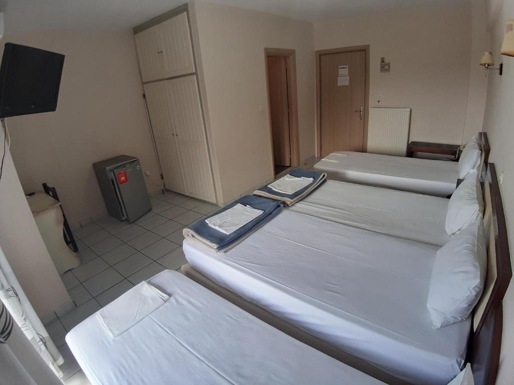 Afroditi hotel trokrevetna soba.jpg