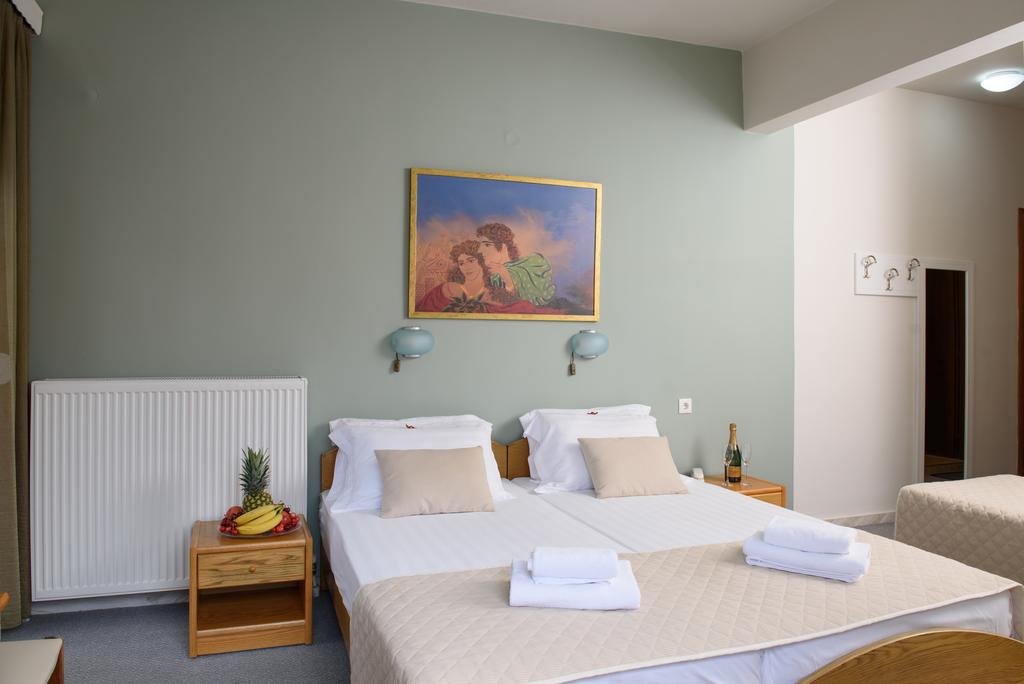 Hotel Europe triple room 1.jpg