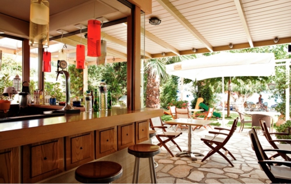Hotel Eva Beach bar 2.jpg
