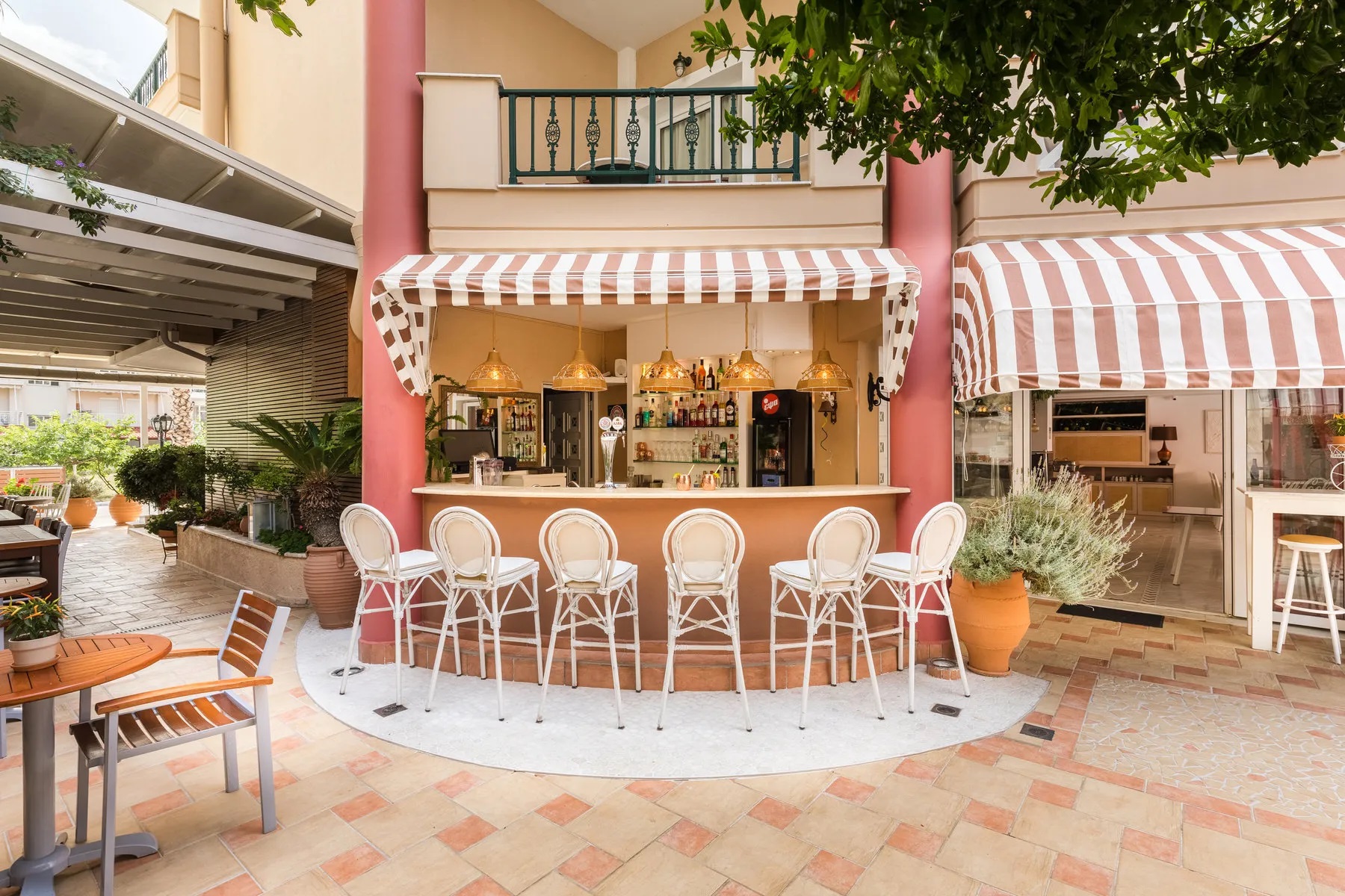 Eliza Hotel by Panel Hospitality-Bar na bazenu.jpg