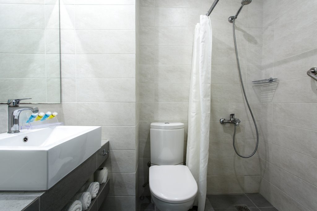 Eviana beach hotel superior soba kupatilo.jpg