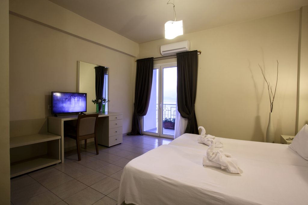 Eviana beach hotel superior soba.jpg