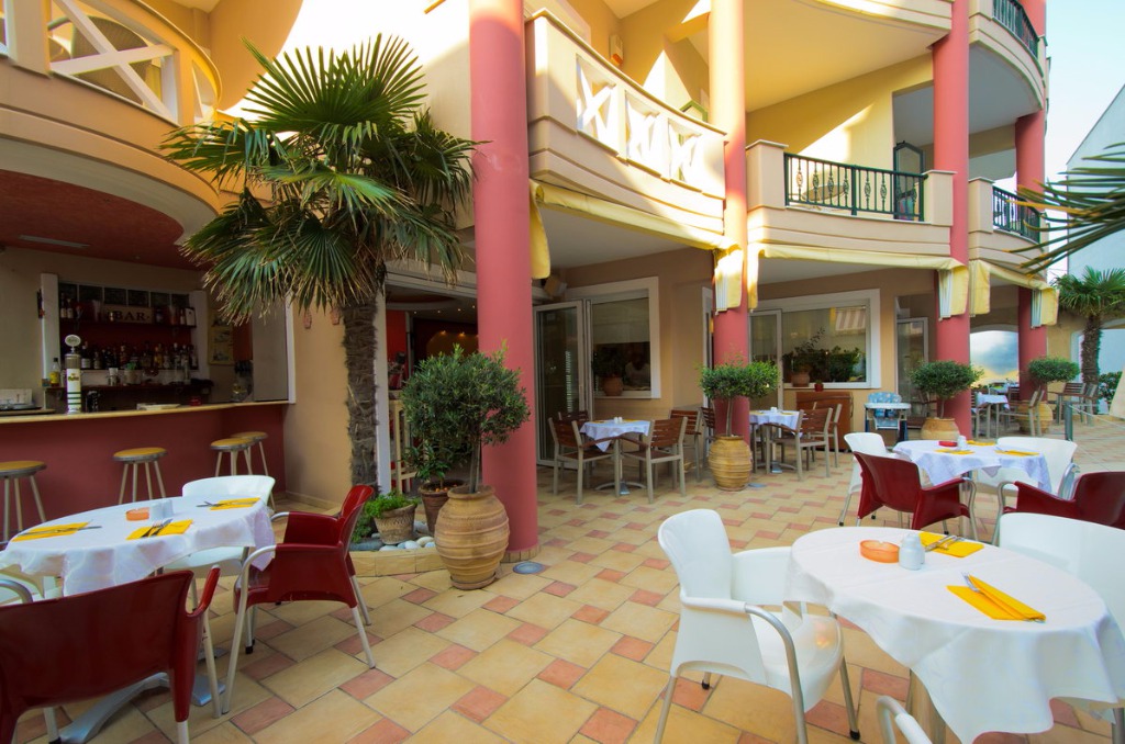 Hotel Evilion _ Stilvi bar 2.jpg