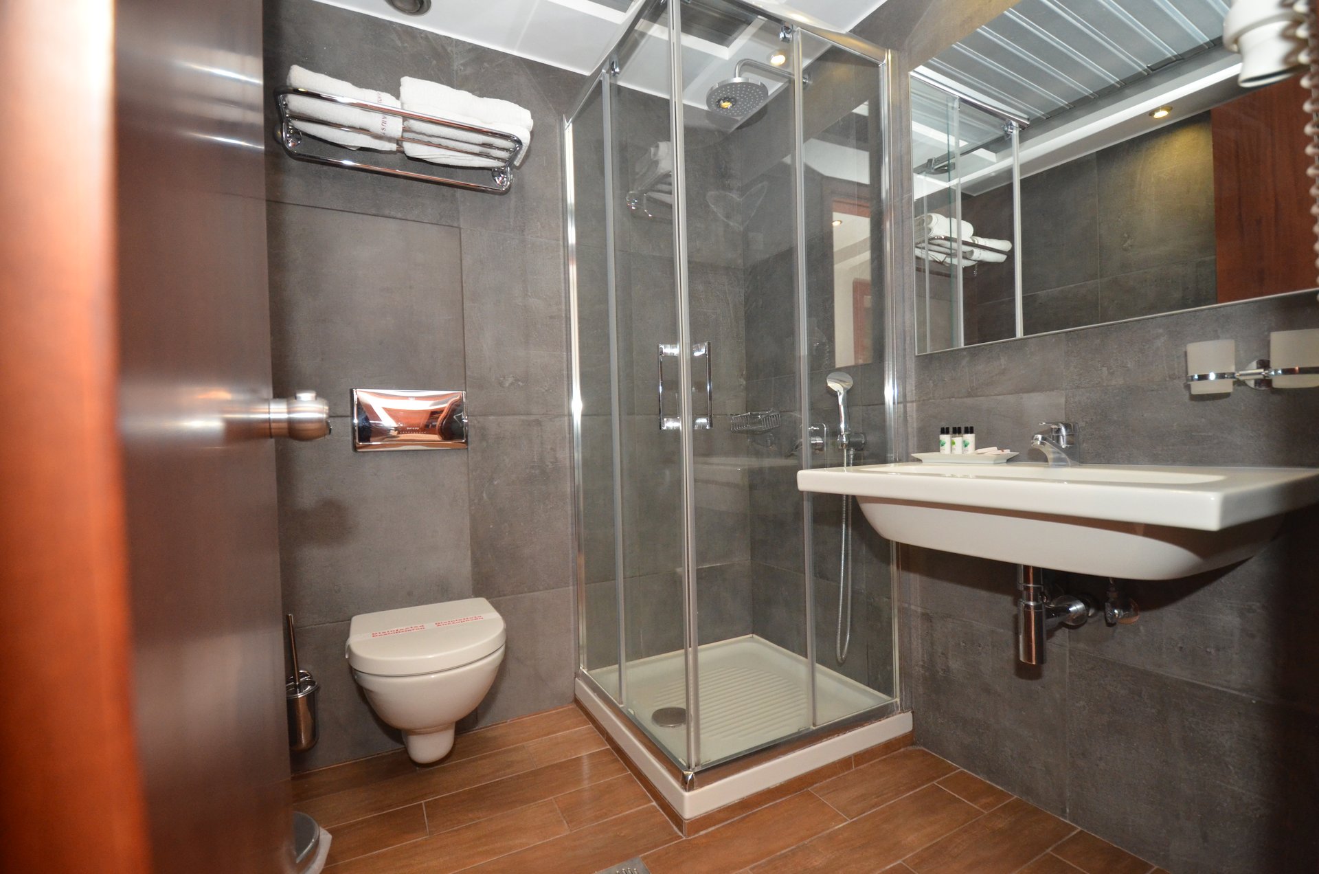 Hotel Evilion _ Stilvi bathroom 1.jpg