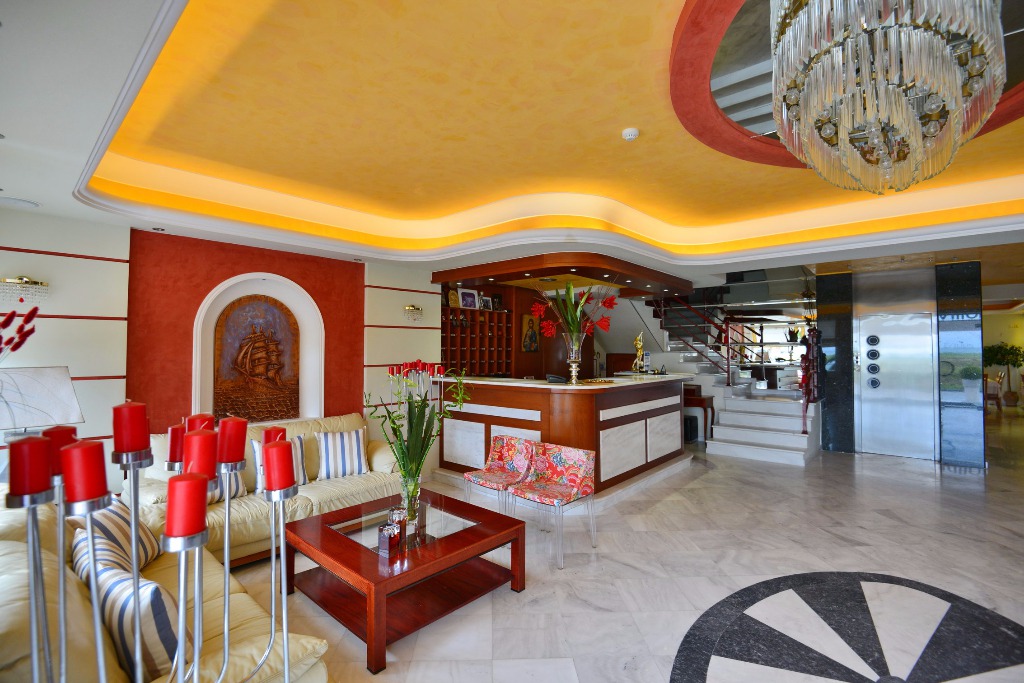 Hotel Evilion _ Stilvi reception.jpg