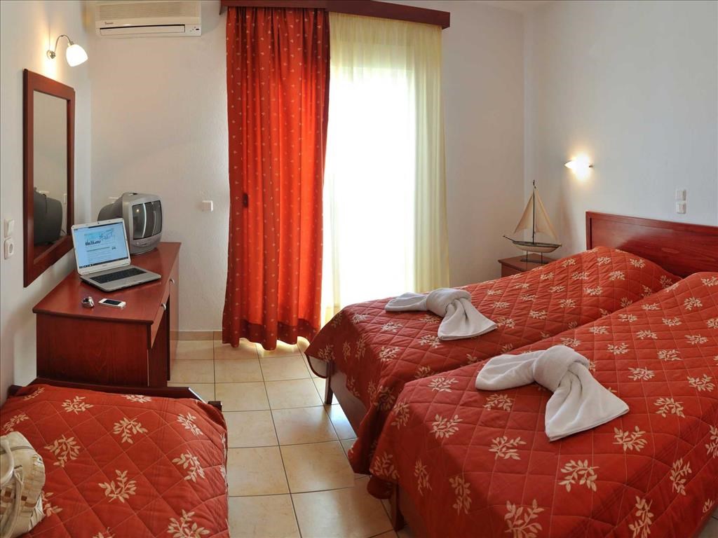 Hotel Evripidis triple room.jpeg