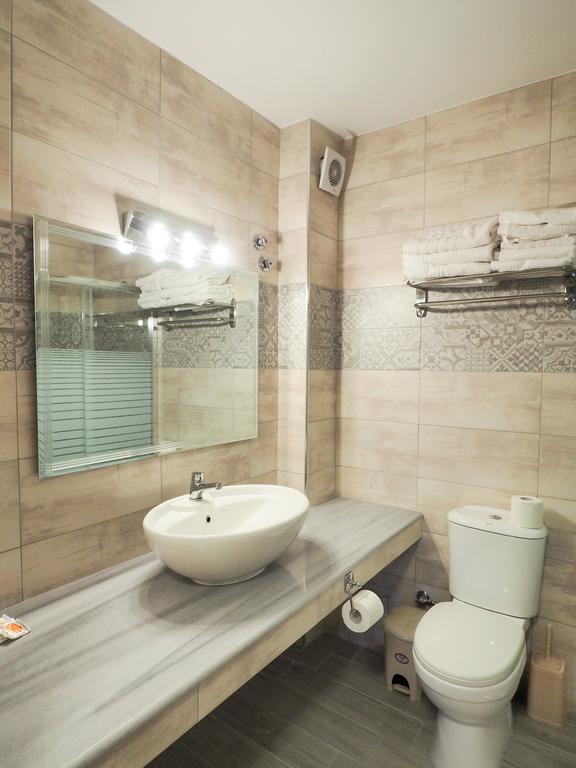 Hotel Afrodite Beach bathroom 1.jpg