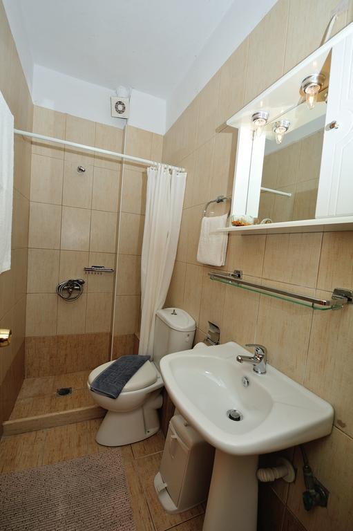 Hotel Filoxenia Skiathos bathroom 1.jpg