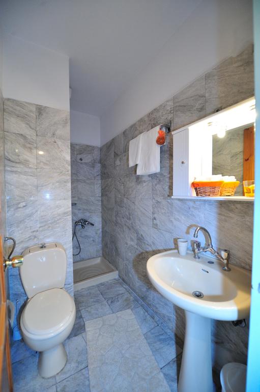 Hotel Filoxenia Skiathos bathroom.jpg