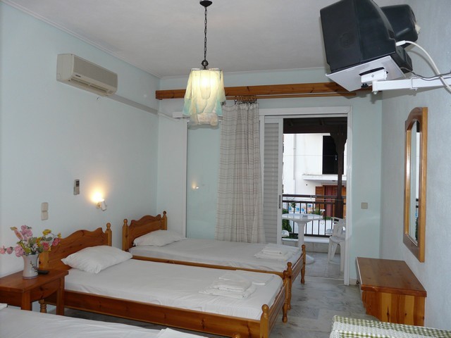 Hotel Filoxenia Skiathos triple room 1.jpg