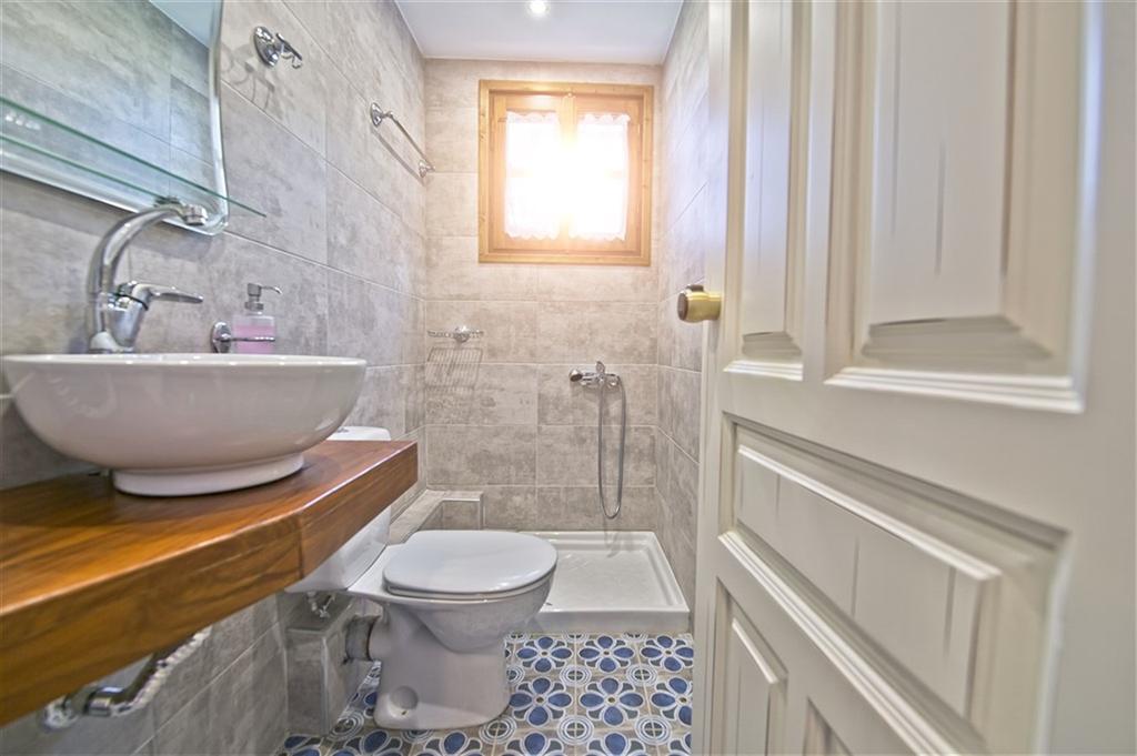 Hotel Flamingo bathroom.jpg