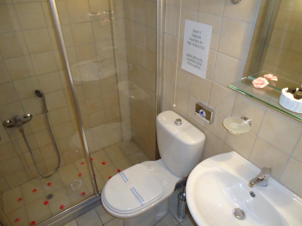 Hotel Florena bathroom.jpg