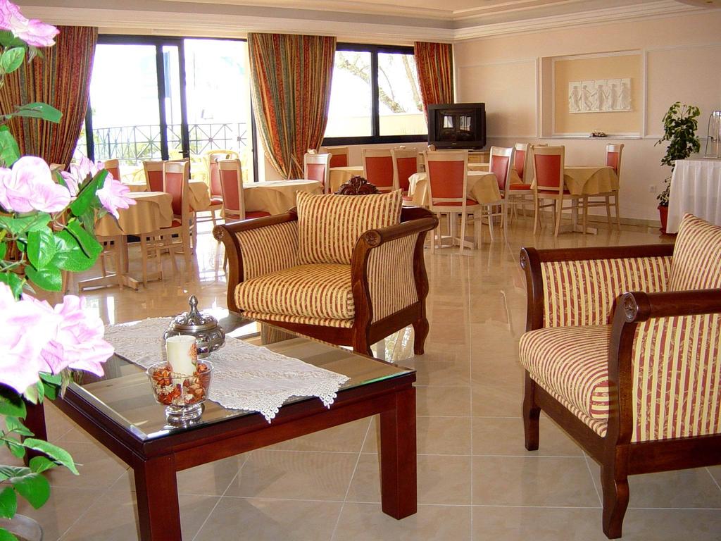 Hotel Florena breakfast room 1.jpg