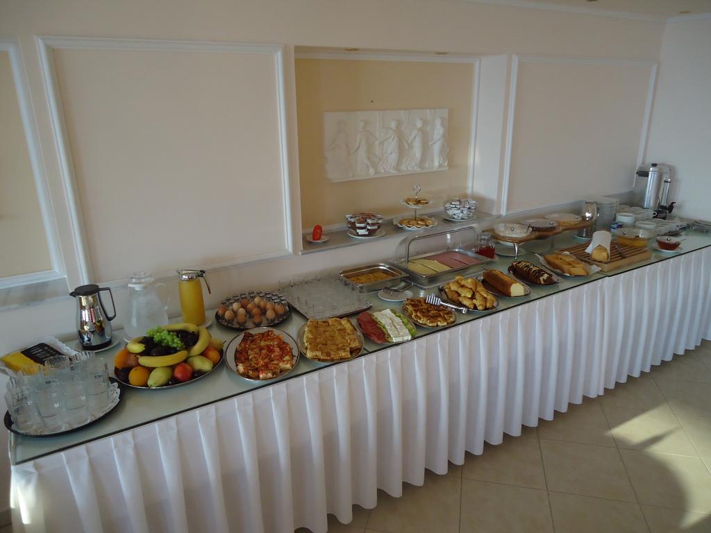 Hotel Florena breakfast room 2.jpg