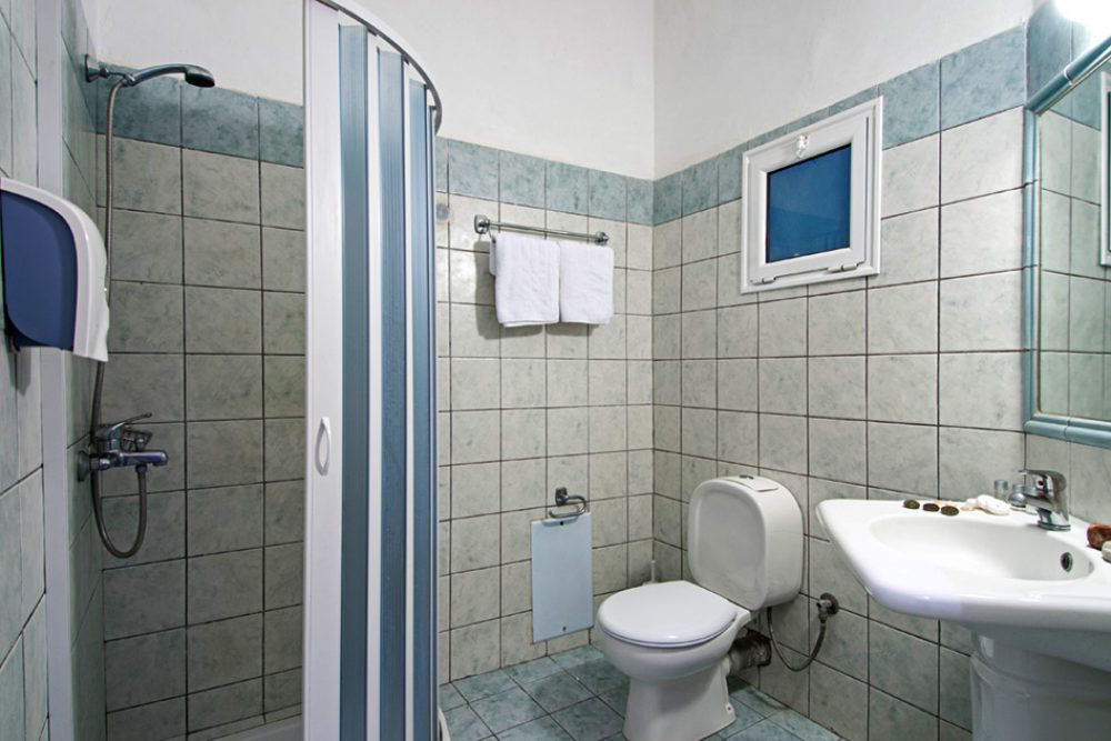 Hotel Florida Blue Bay bathroom.jpg
