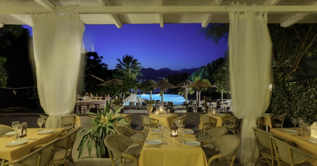 Hotel Florida Blue Bay restaurant.jpg