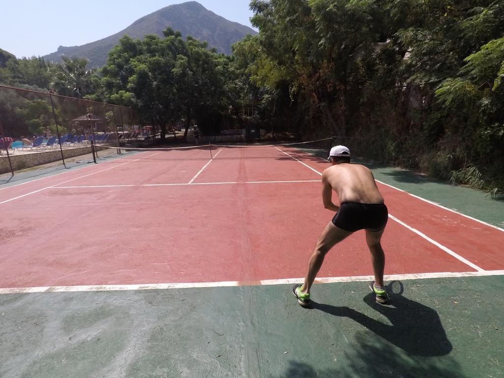 Hotel Florida Blue Bay tennis court.jpg