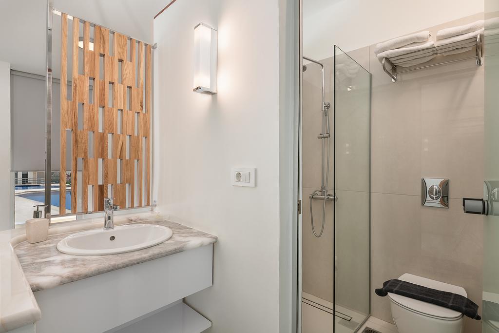 Hotel Forum Suites bathroom.jpg