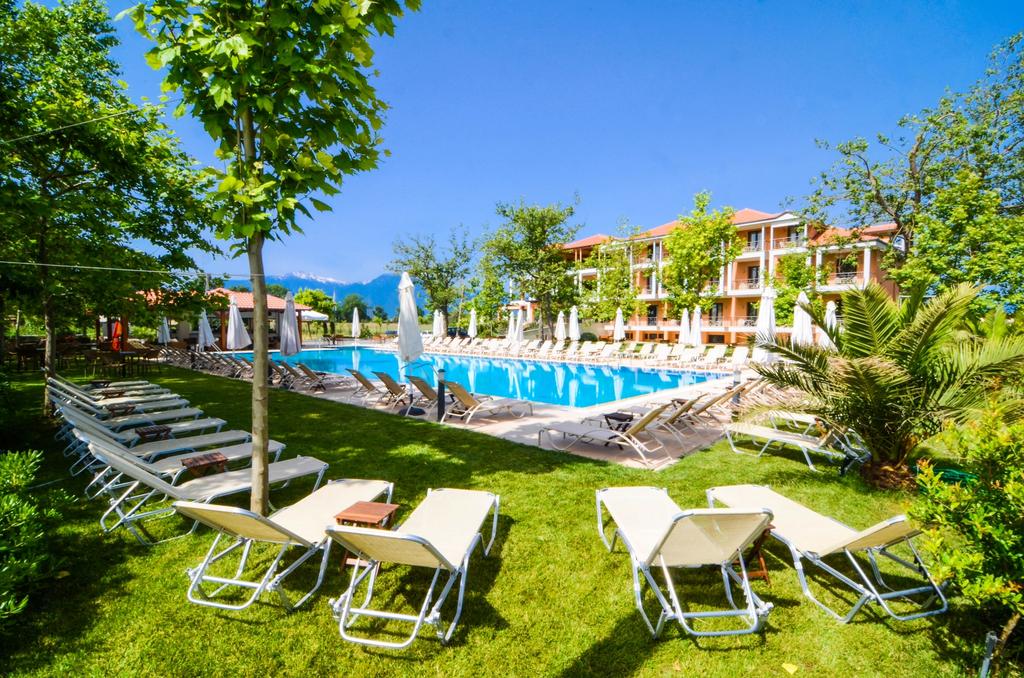 Hotel Giannoulis pool 1.jpg