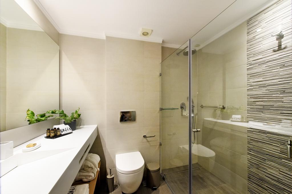 Hotel Gkea bathroom 1.jpg