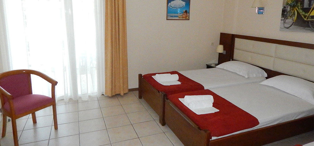 Hotel Gold Stern standard triple room.jpg