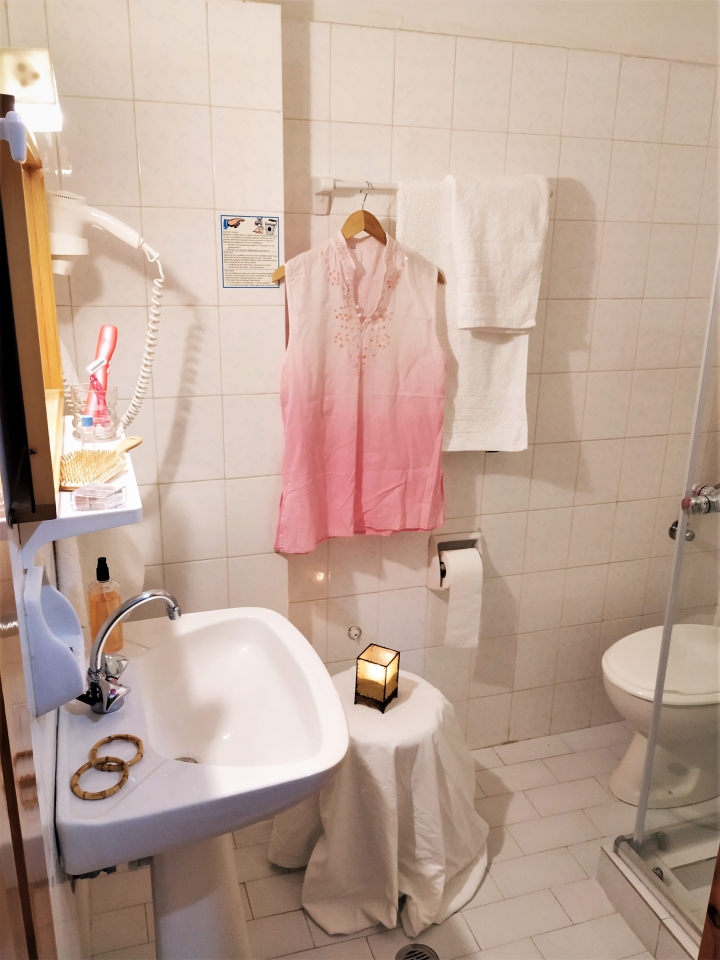 Hotel Golden Beach Preveza bathroom.jpg