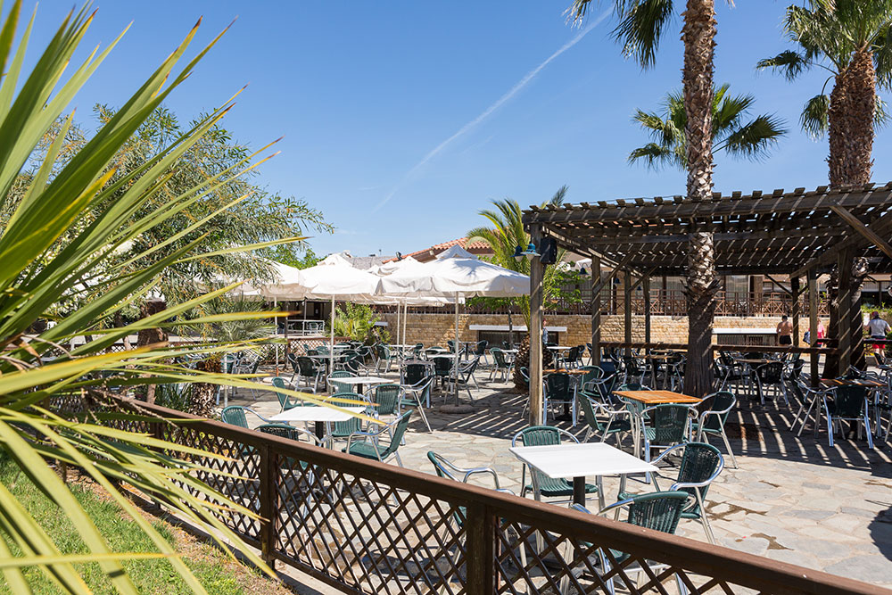 Hotel Golden Coast bar 1.jpg