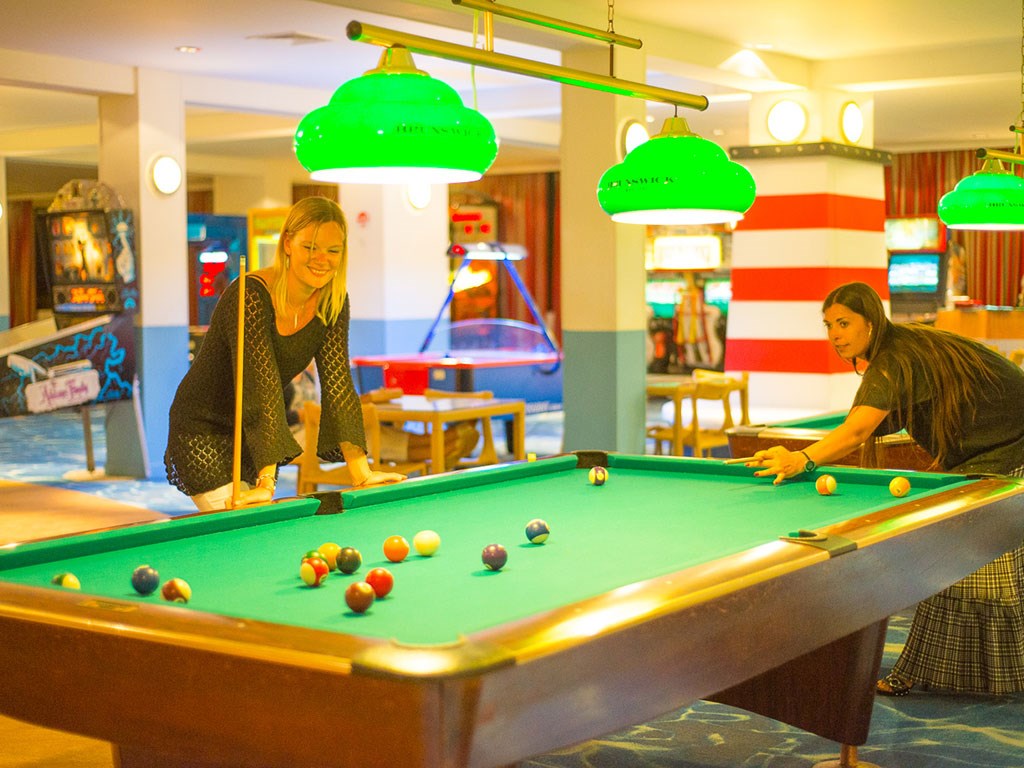 Hotel Golden Coast bar billiar.jpeg