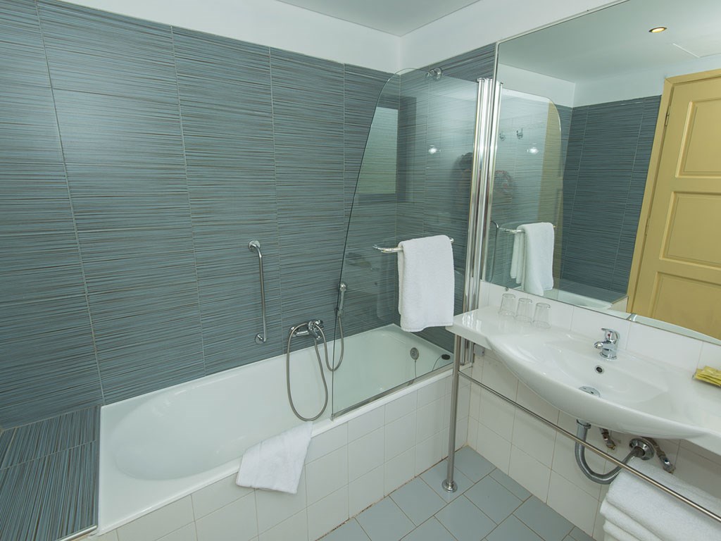 Hotel Golden Coast bathroom 1.jpeg