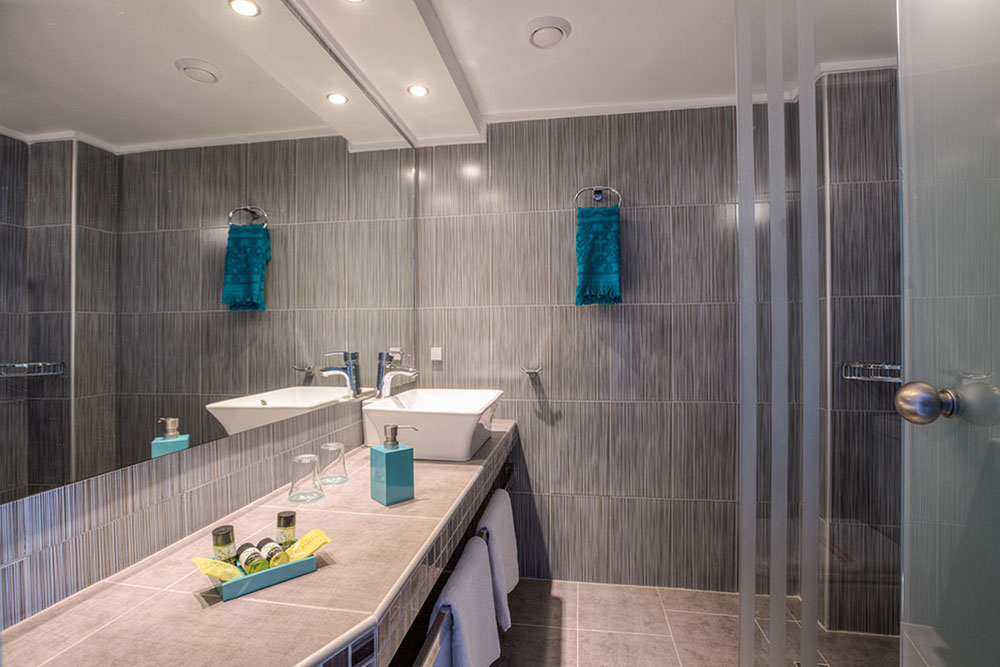 Hotel Golden Coast bathroom.jpg