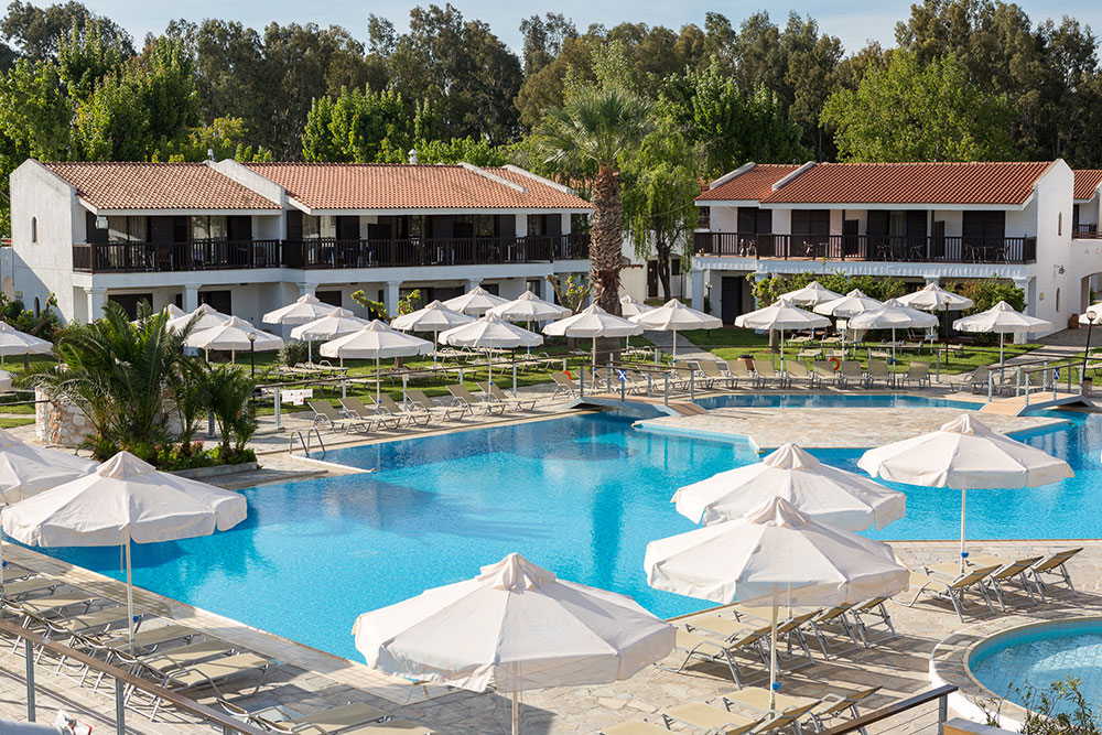 Hotel Golden Coast pool 1.jpg